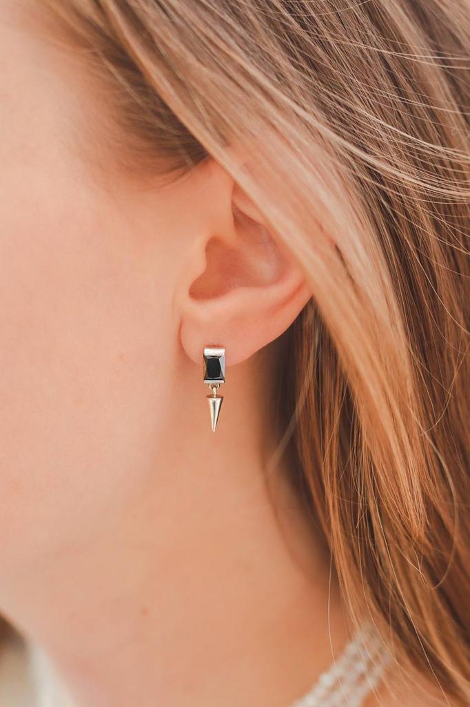 Серьги гвоздики с черным фианитом