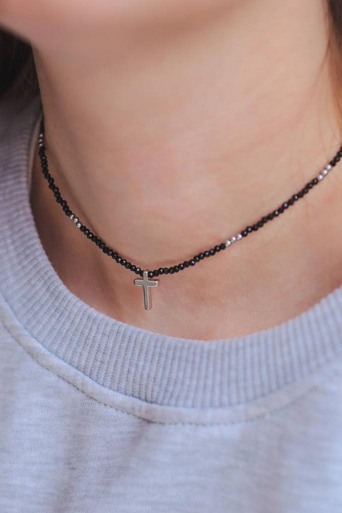 Чокер из черной шпинели с крестом