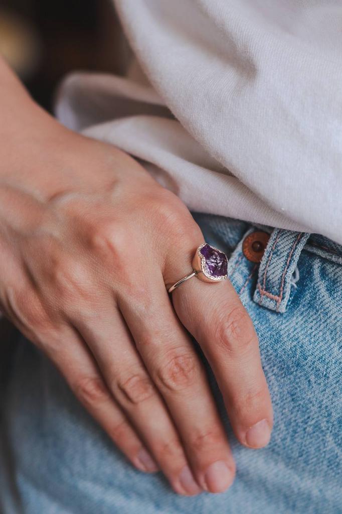 Кольцо с необработанным аметистом