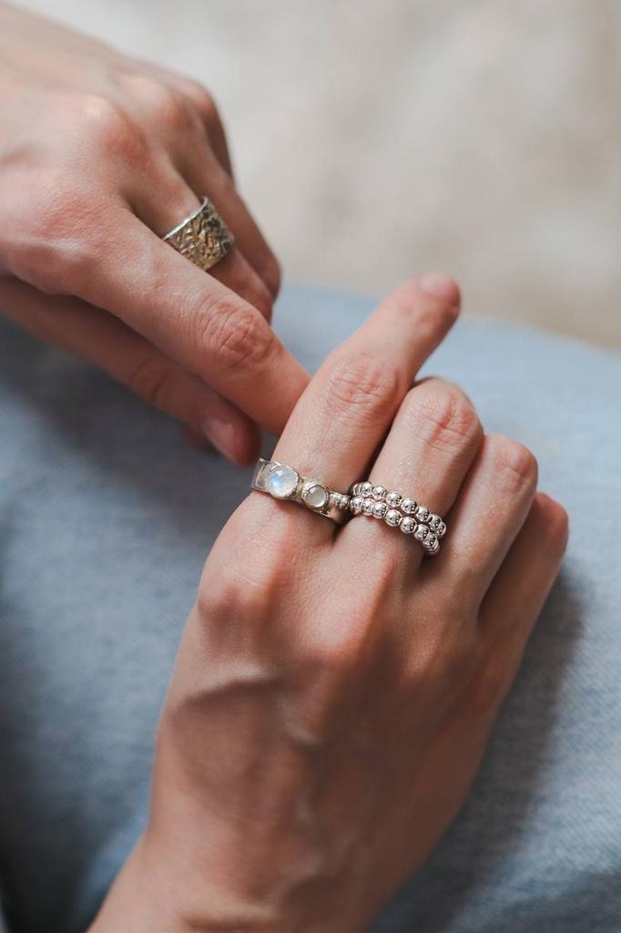 Кольцо с неровными краями с лунным камнем