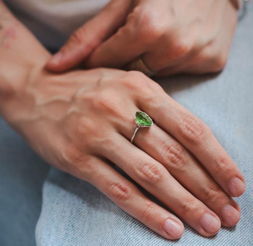 Кольцо с необработанным хризолитом