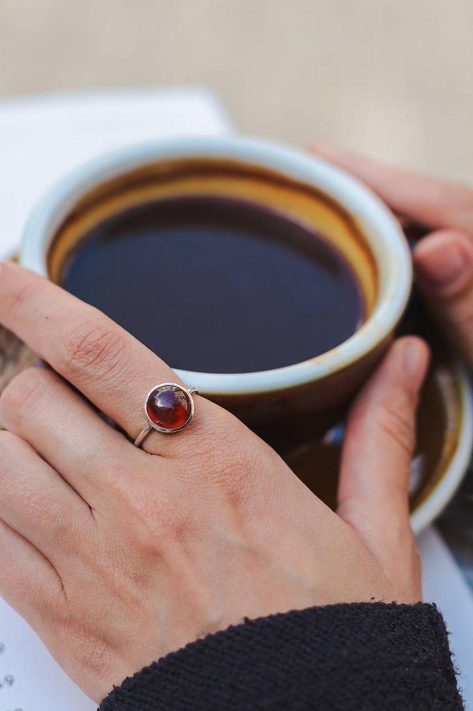 Кольцо с гранатом круглое