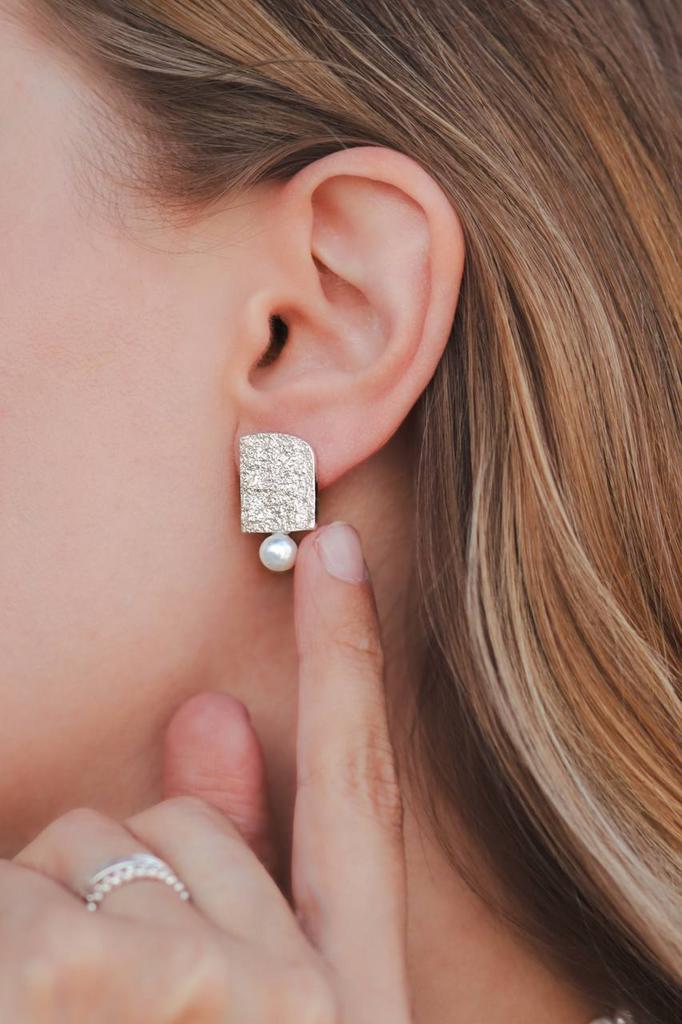 Серьги с мятой фактурой и жемчугом