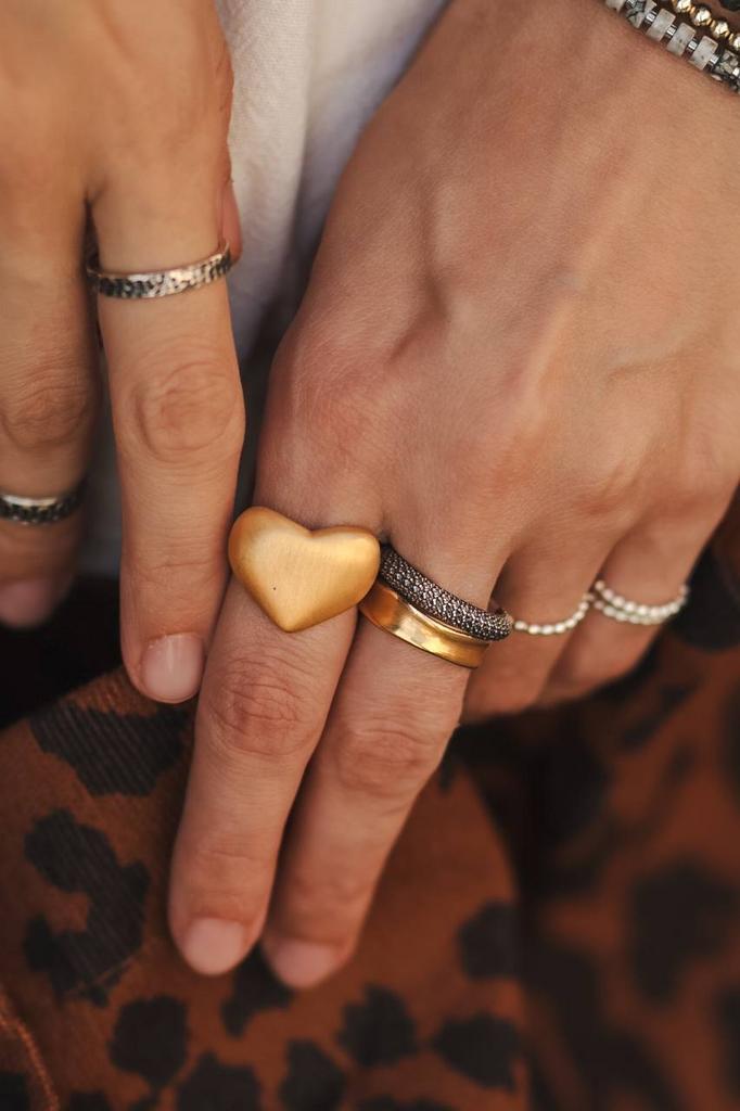 Кольцо сердце в позолоте матовое