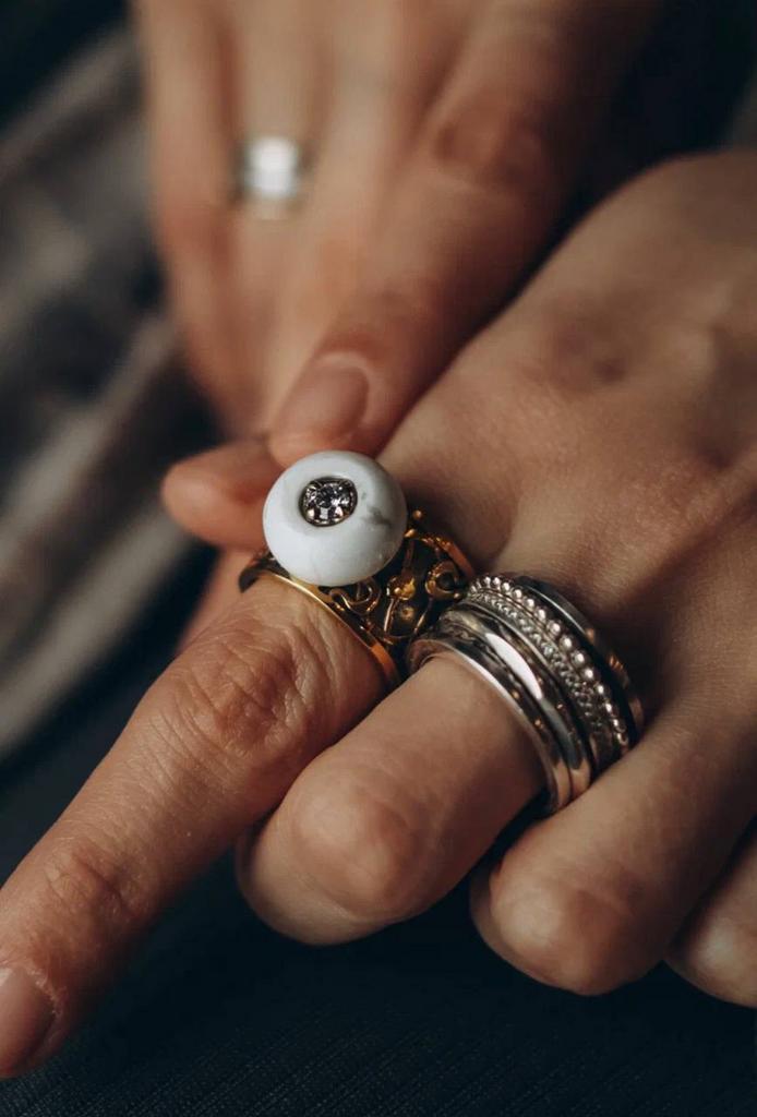 кольцо с кахолонгом