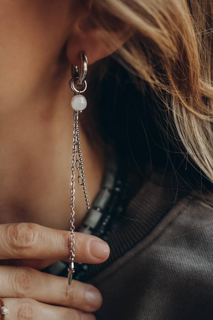 Серьги с подвесом из лунного камня и цепочек