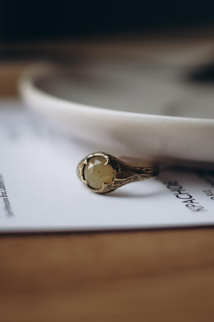 кольцо с лимонным корундом