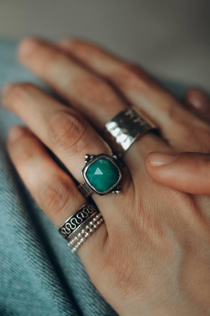 Кольцо в чернении с хризопразом