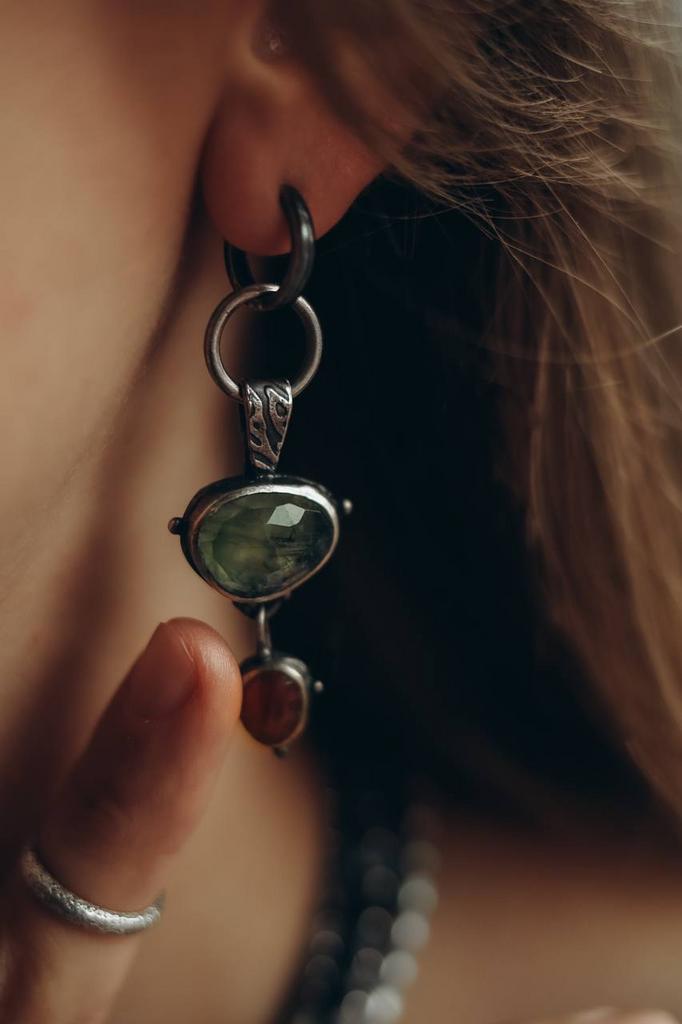 серьги с пренитом и корундом