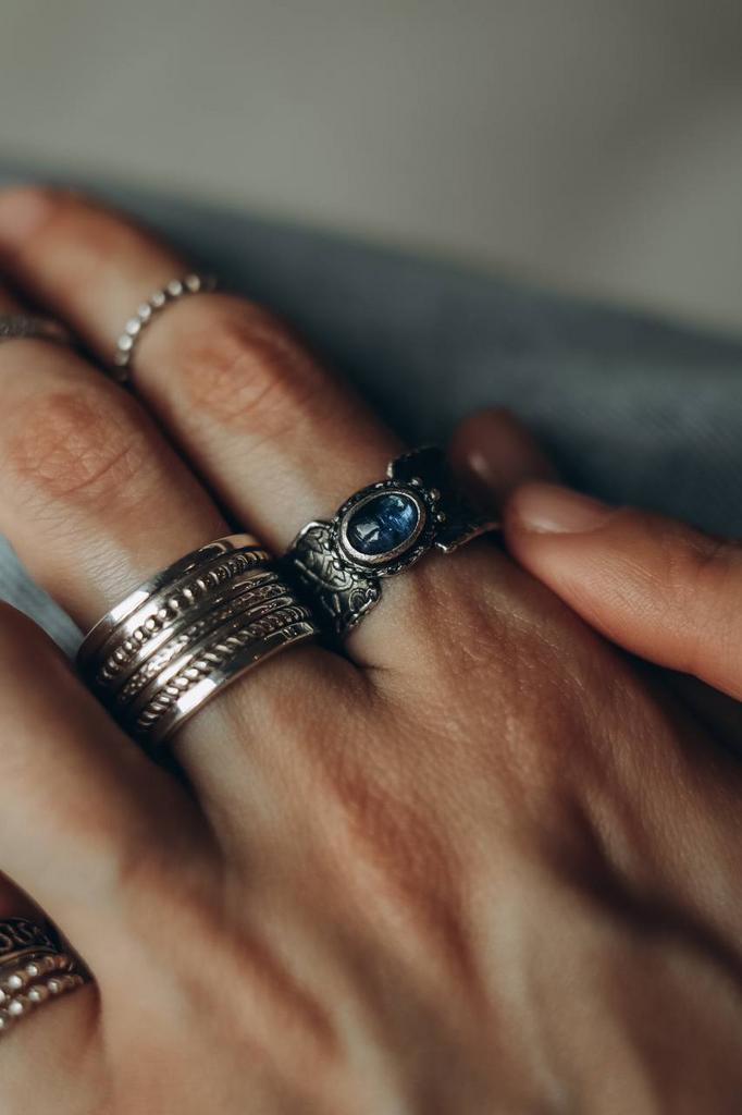 кольцо с кианитом