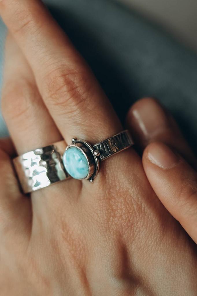 кольцо с голубым ларимаром