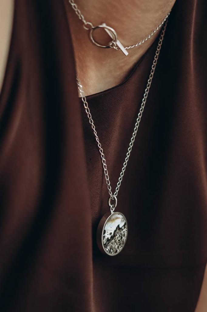 колье-галстук с янтарем