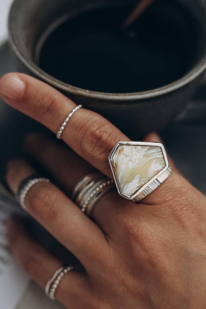 Кольцо с янтарем с рифлёной гранью