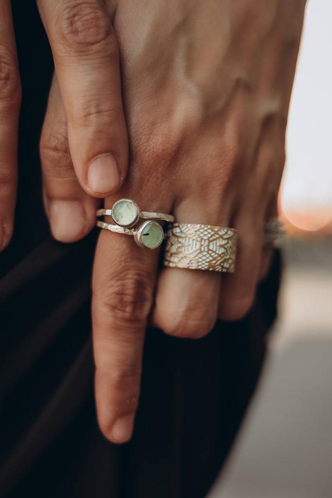 кольцо с кабашоном пренит