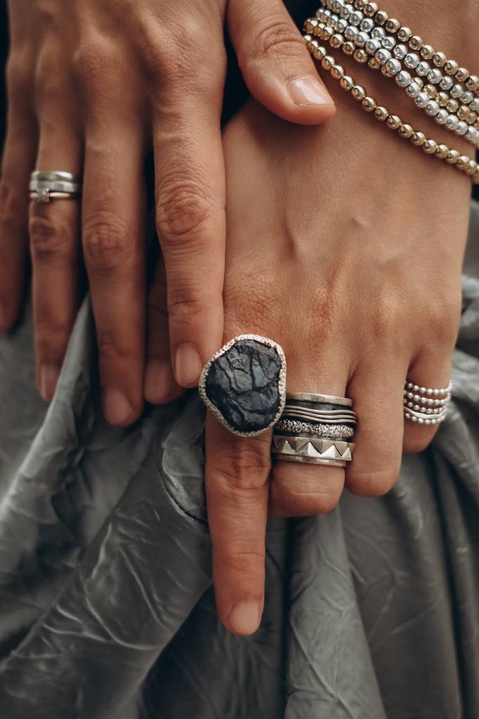 кольцо с необработанным сапфиром