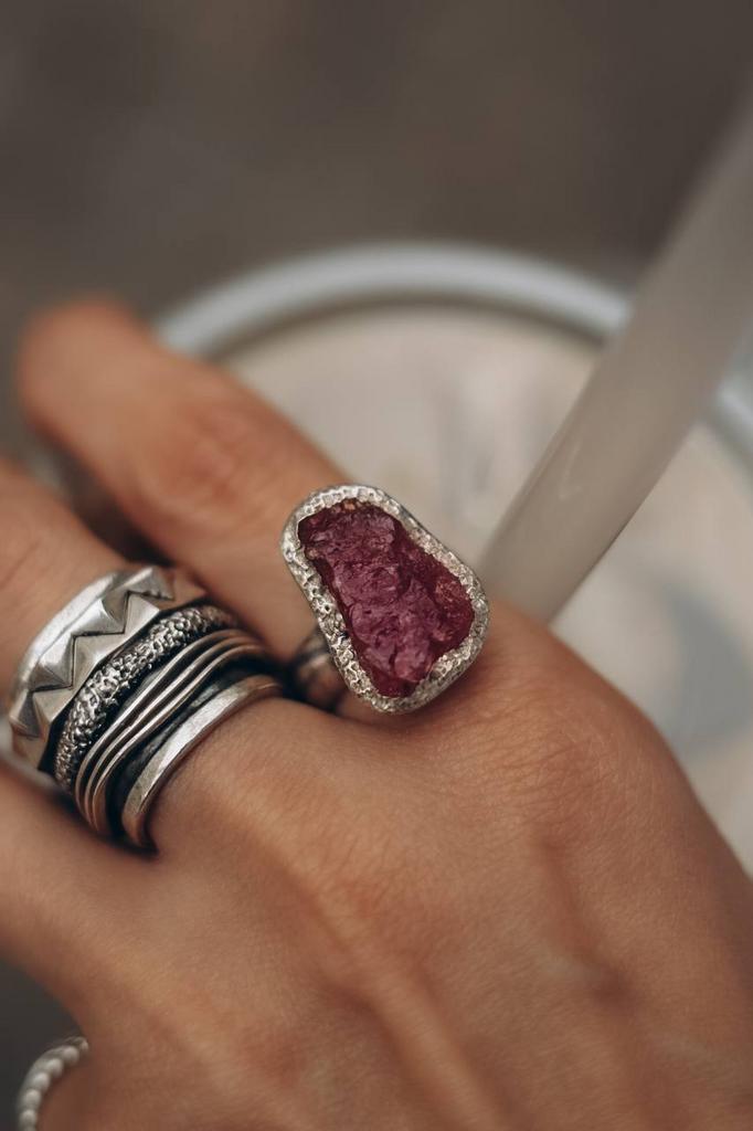 кольцо с необработанным турмалином