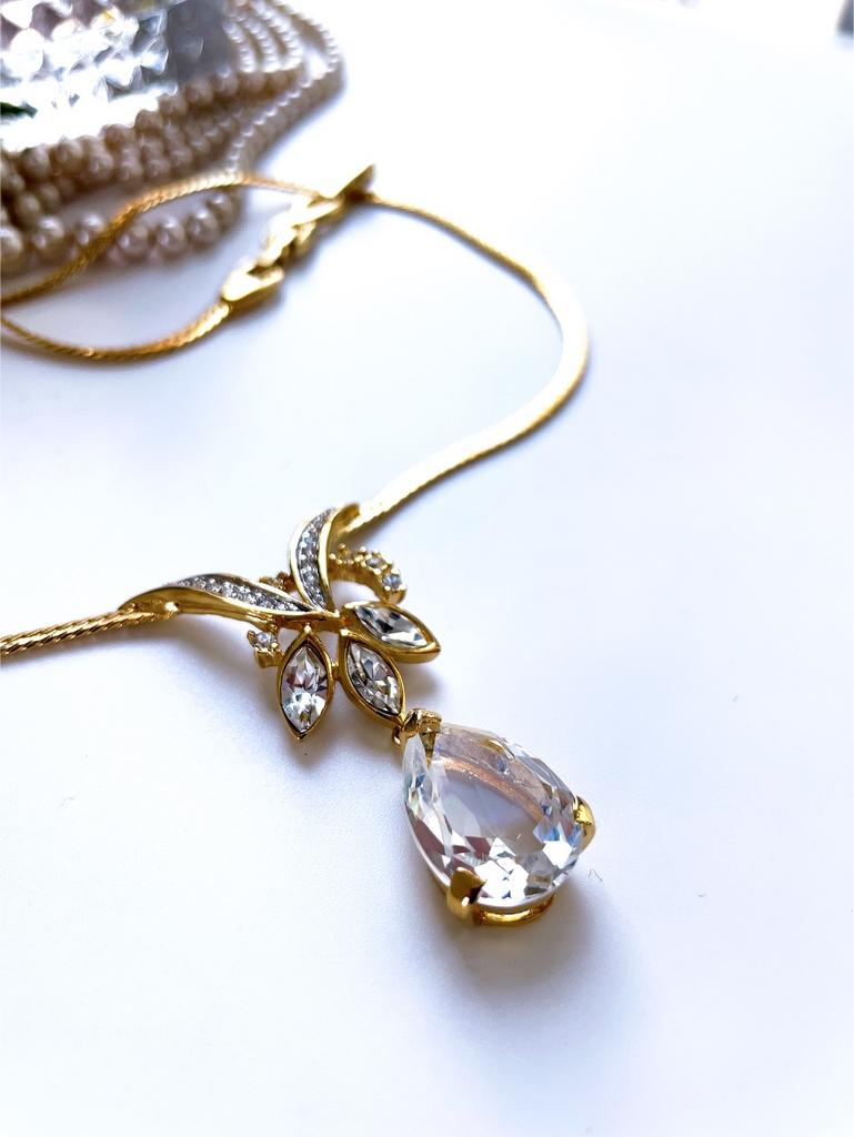 Золотистое колье с кулоном каплей