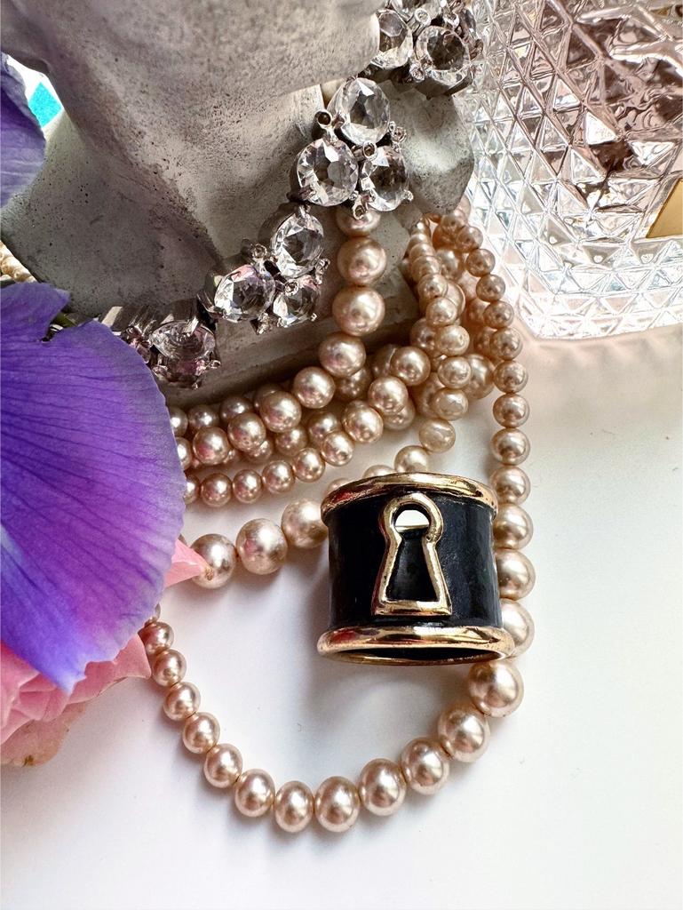 Широкое черное кольцо с замочной скважиной