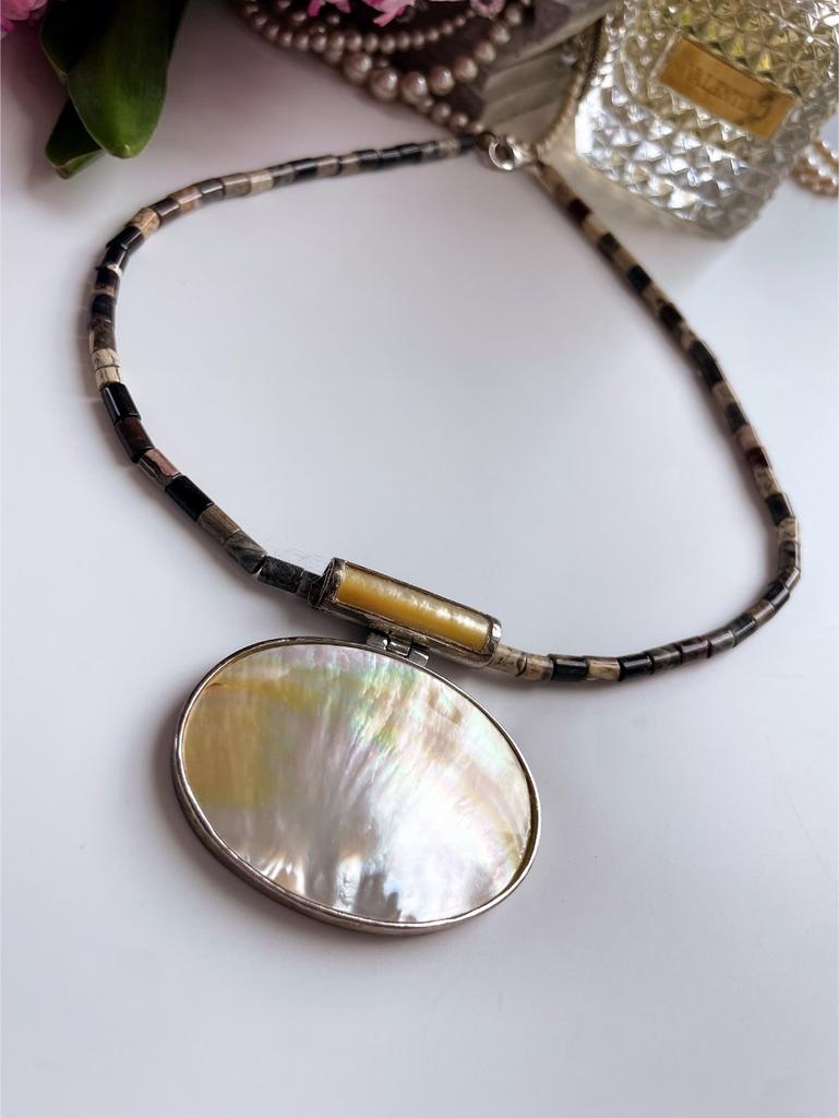 Лаконичное колье из натуральных вставок