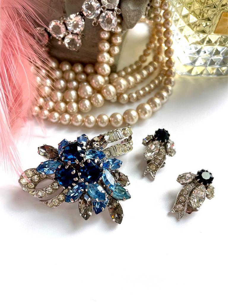 Австрийские клипсы и брошь в бело-голубых тонах