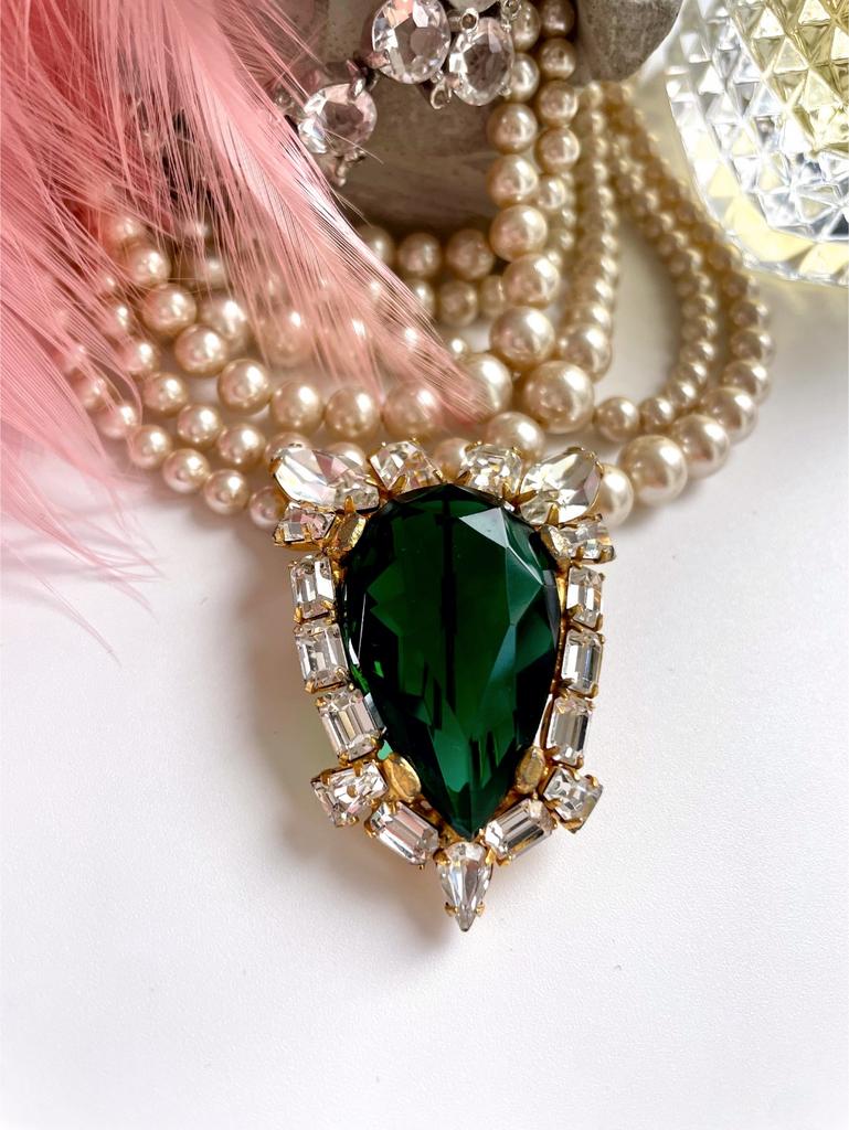 Брошь с крупным зеленым кристаллом