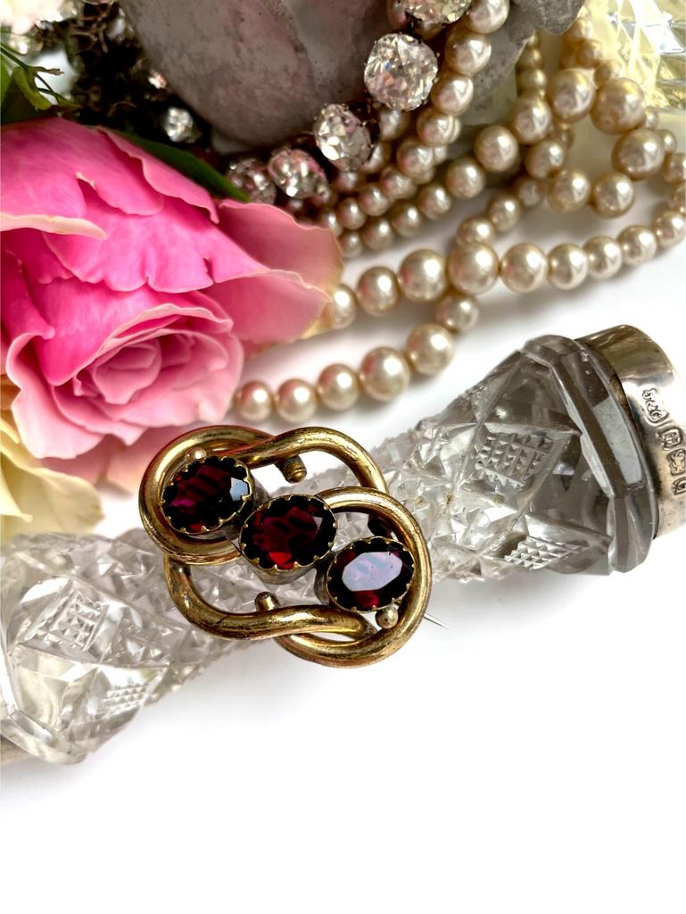 Брошь с тремя вставками рубинового цвета