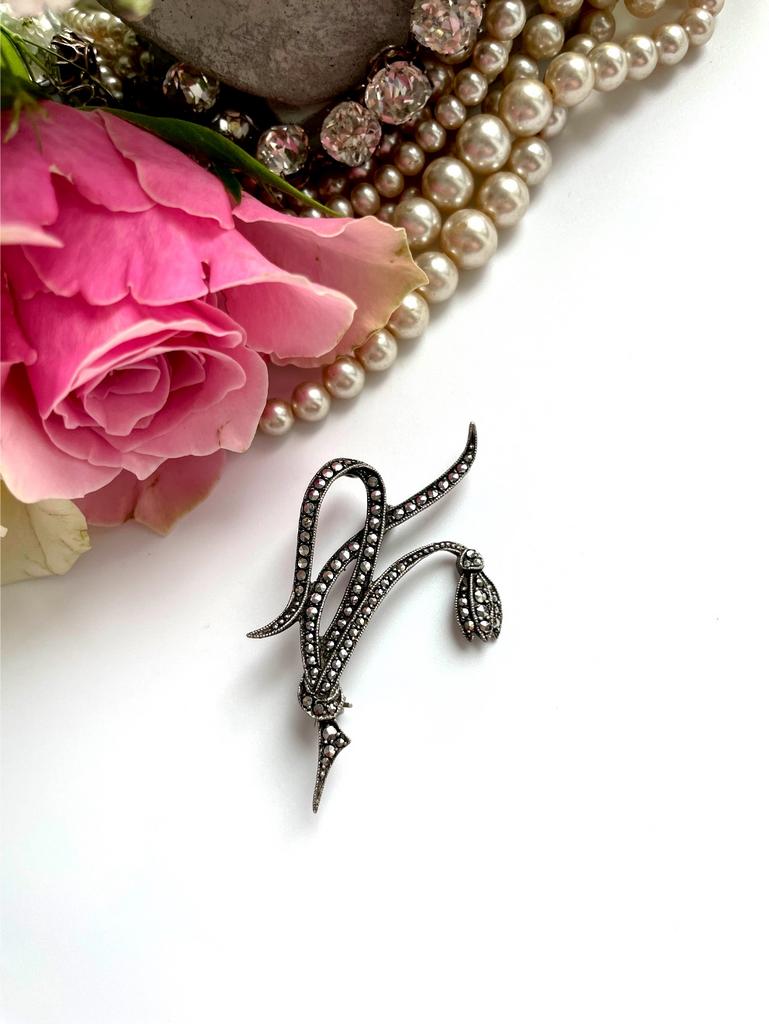 Брошь в виде подснежника