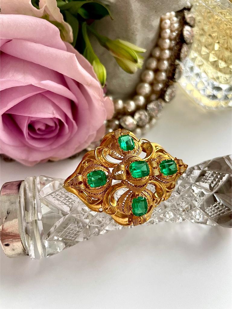 Викторианская брошь с изумрудного цвета кристаллами