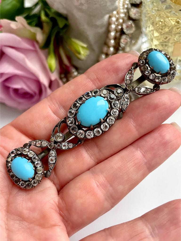 Брошь с пастами и бирюзовыми вставками