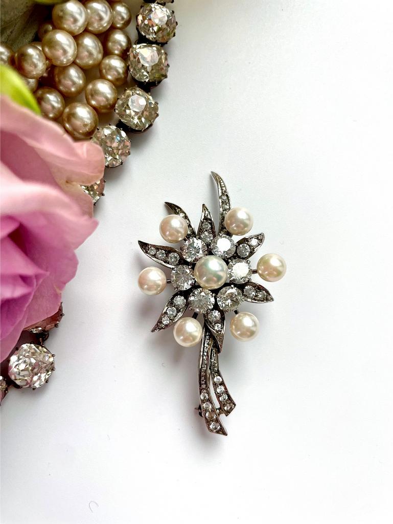 Брошь с жемчугом и кристаллами