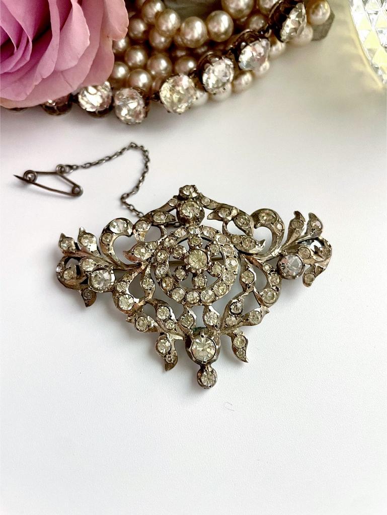 Викторианская брошь красивой формы