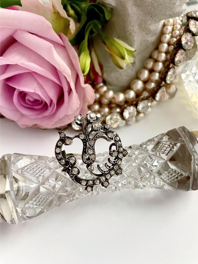 Брошь в виде экзотического цветка с пастами