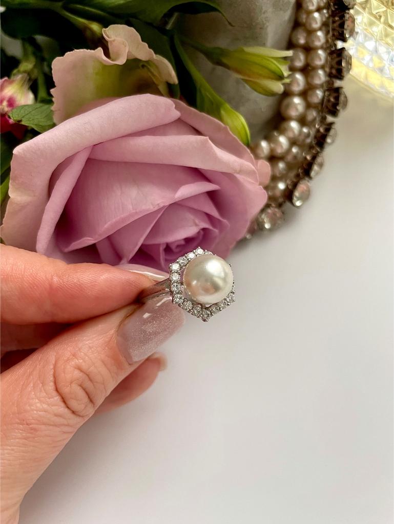 Кольцо с жемчужиной и кристаллами