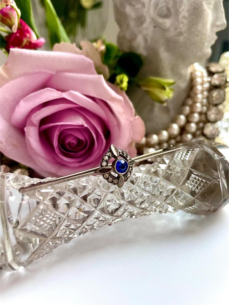 Брошь с синими и белыми пастами