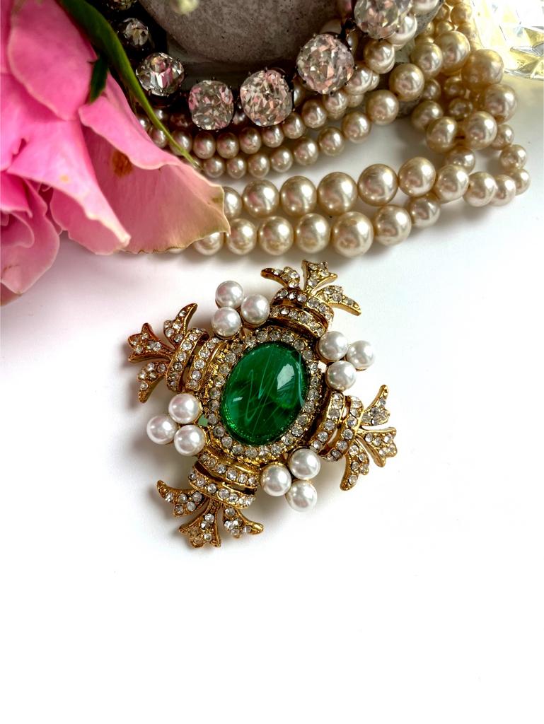 Брошь крест с зеленым кабошоном и жемчужинами