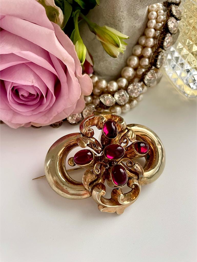 Объемная брошь с бордовыми кабошонами