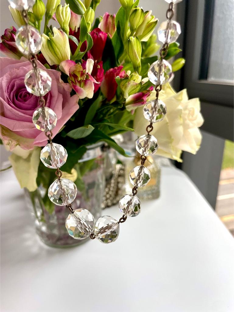 Хрустальное колье с переливающимися звеньями