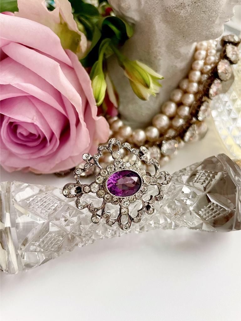 Брошь с фиолетовыми и белыми пастами