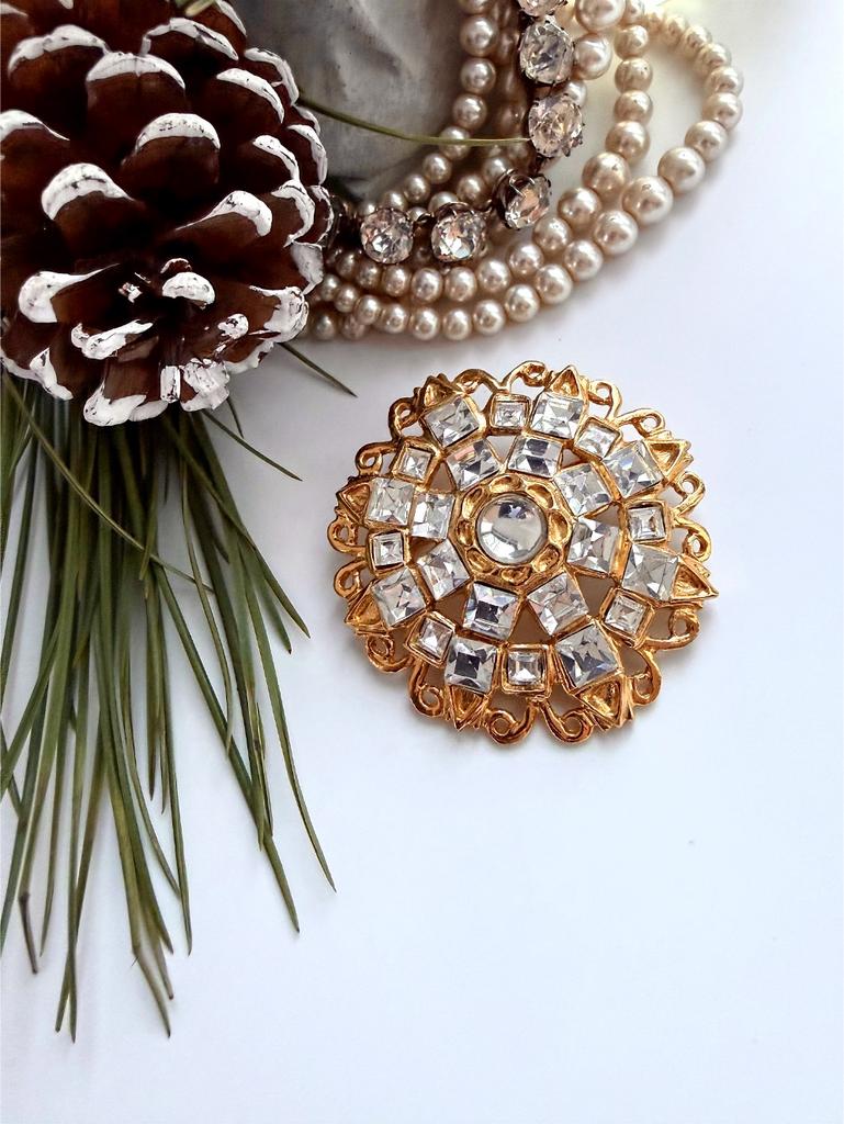 Крупная круглая брошь с кристаллами