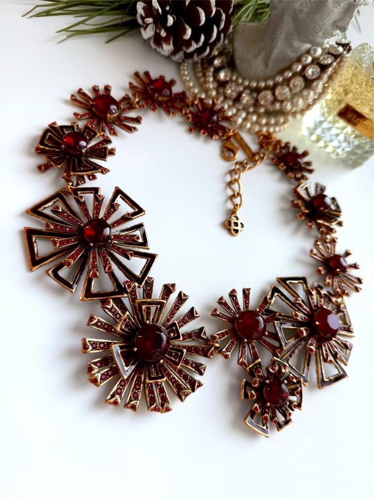 Колье с цветами винного оттенка