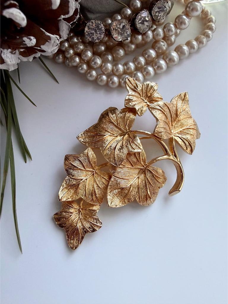 Брошь с золотыми листьями