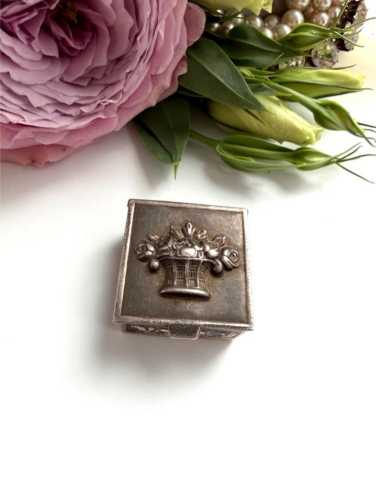 Серебряная шкатулка с корзиной цветов