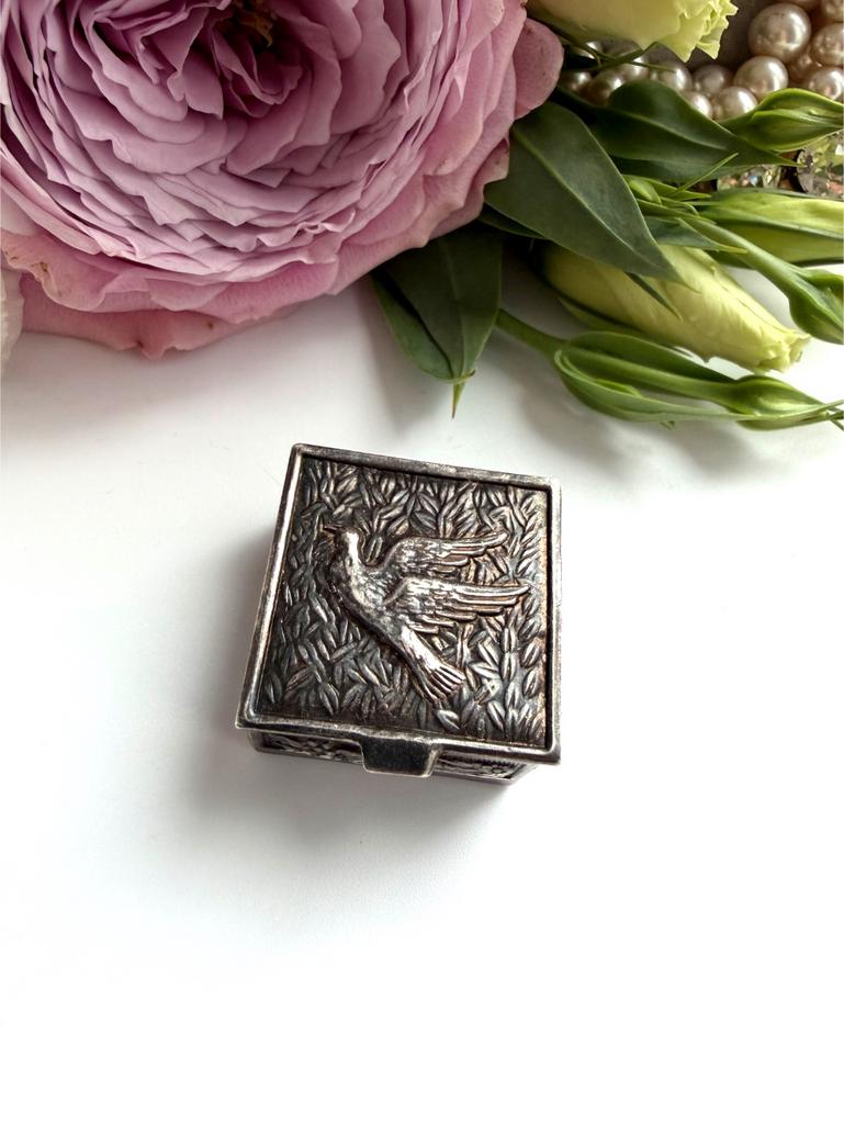 Серебряная шкатулка с птицей