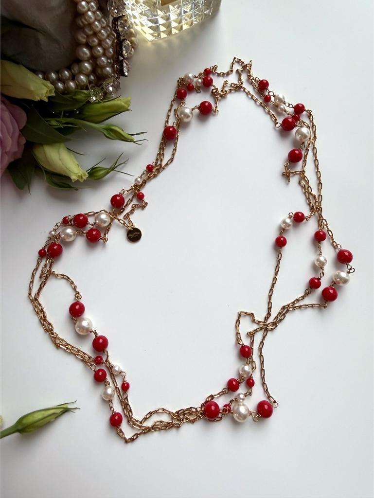 Длинное колье с красными и белыми жемчужинами
