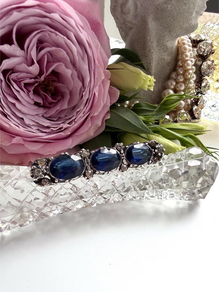 Брошь с синими и белыми пастами