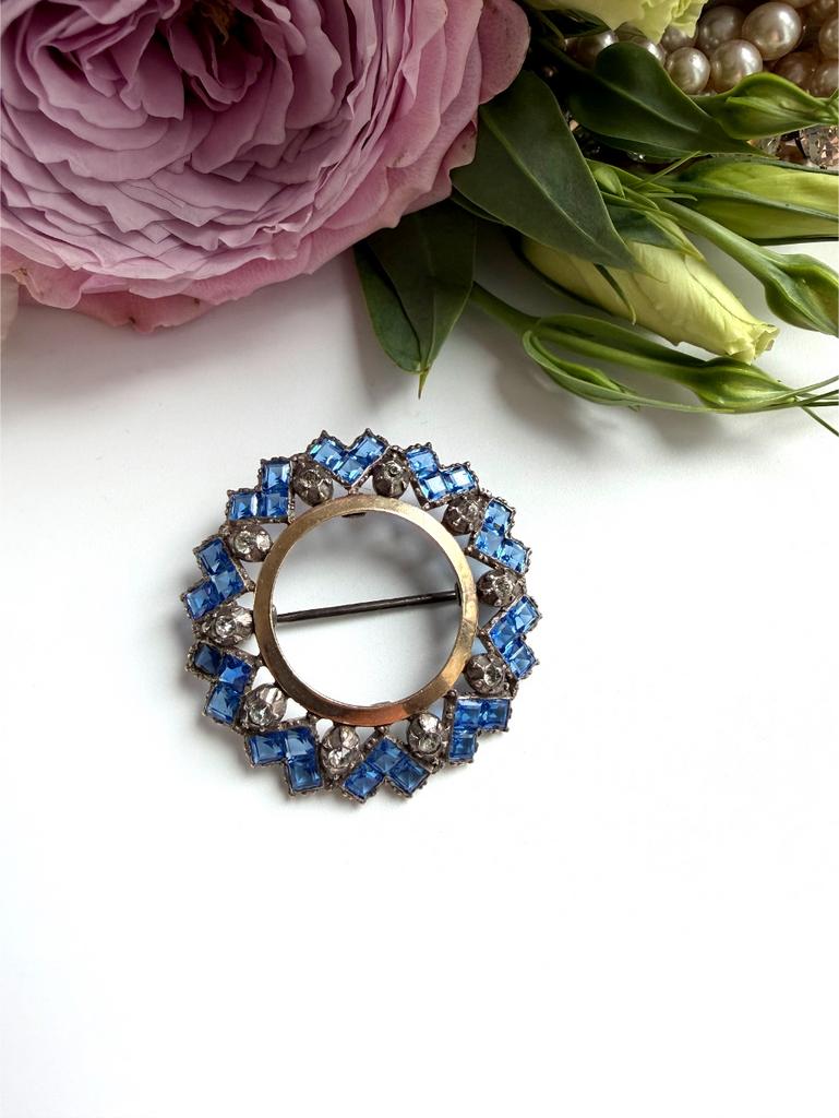 Круглая брошь с синими и белыми пастами