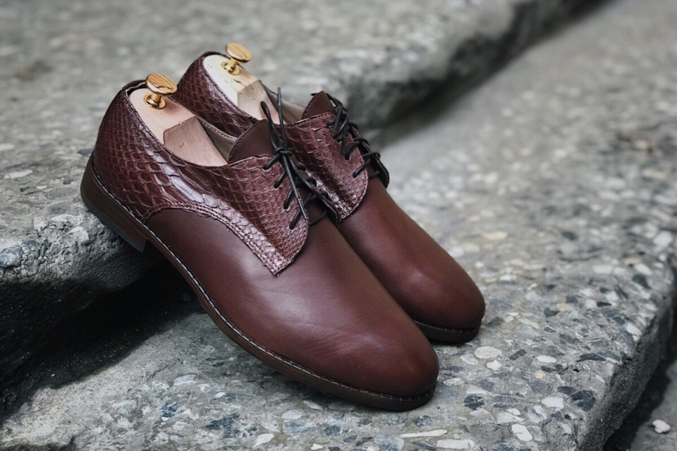 Дерби с комбинацией кожи питона