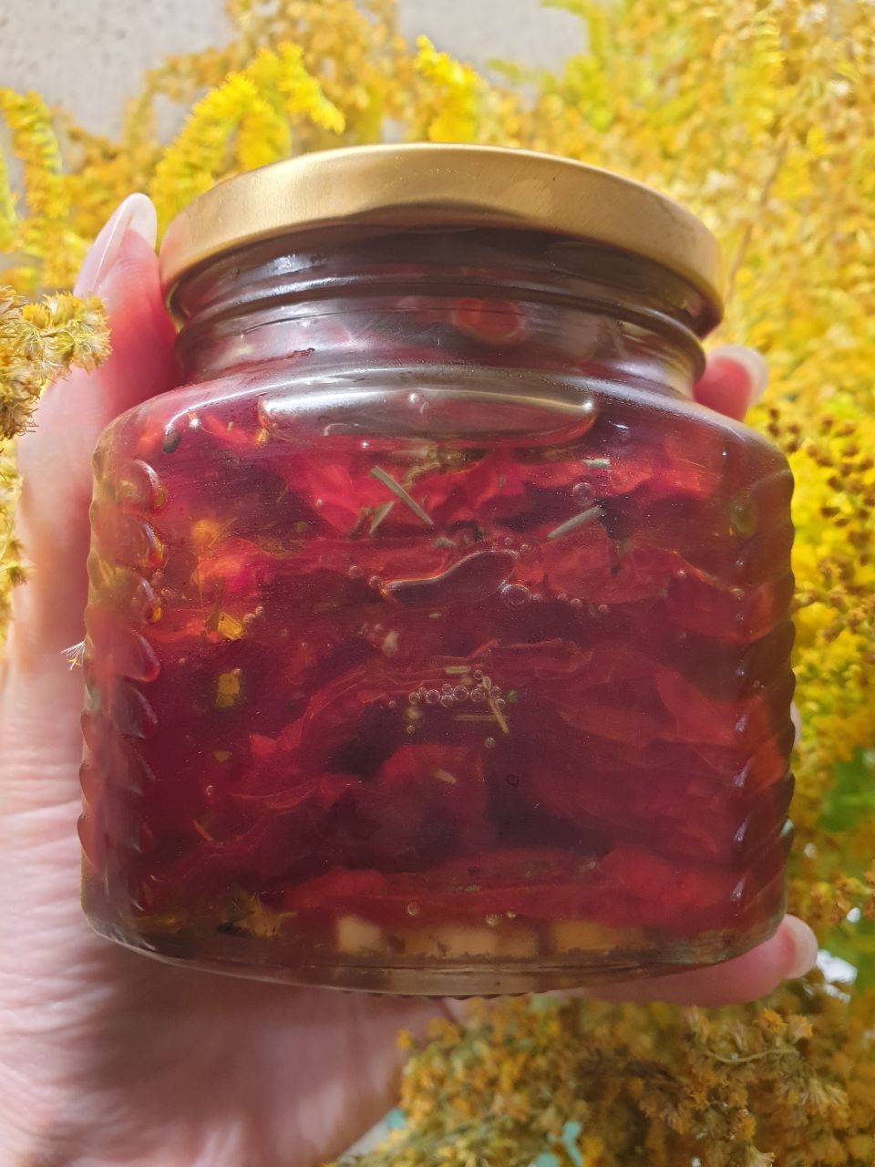 Томат в масле по-домашнему с травами и чесноком