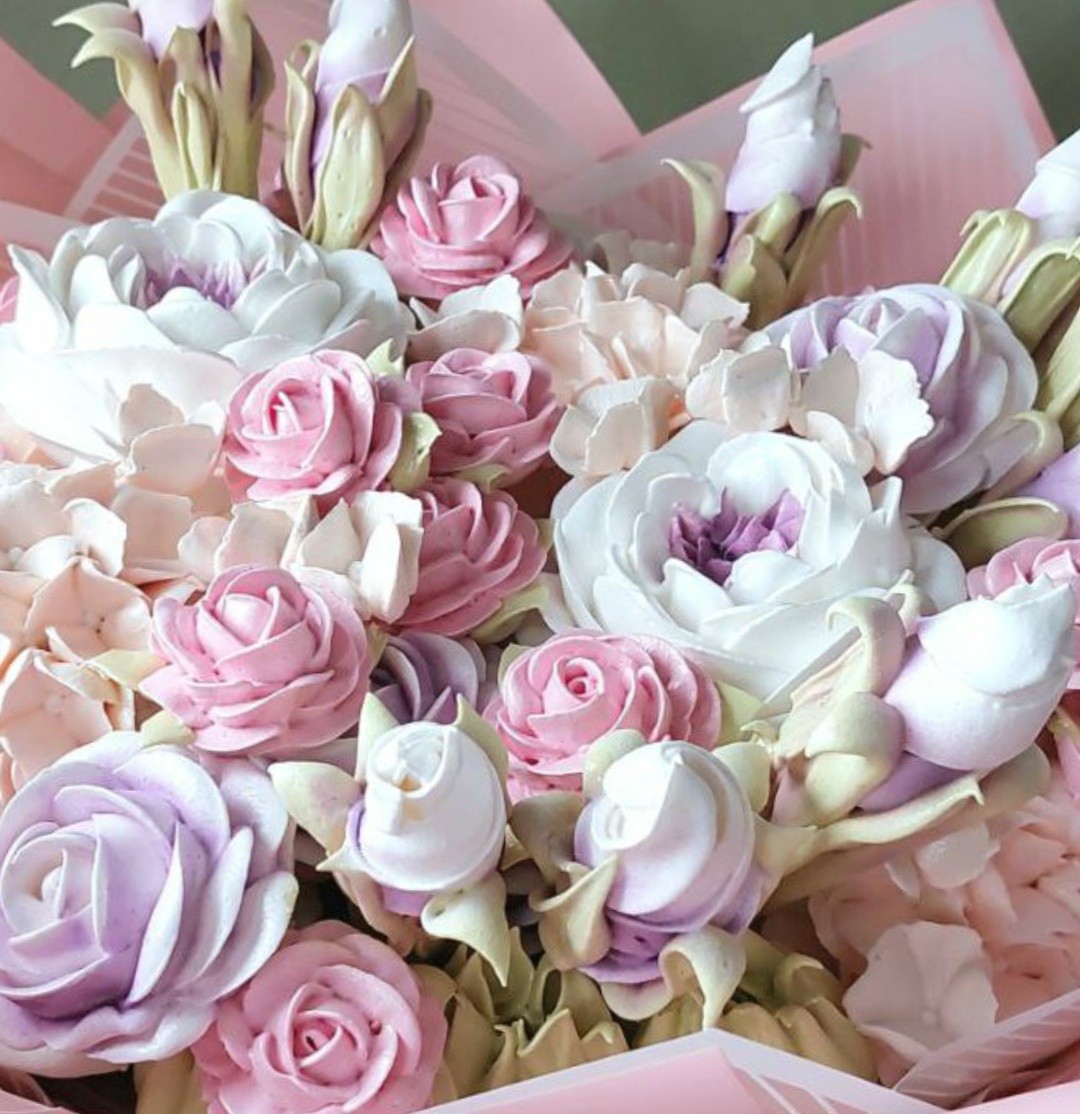 Полноразмерные букеты из зефирных цветов в дизайнерской упаковке