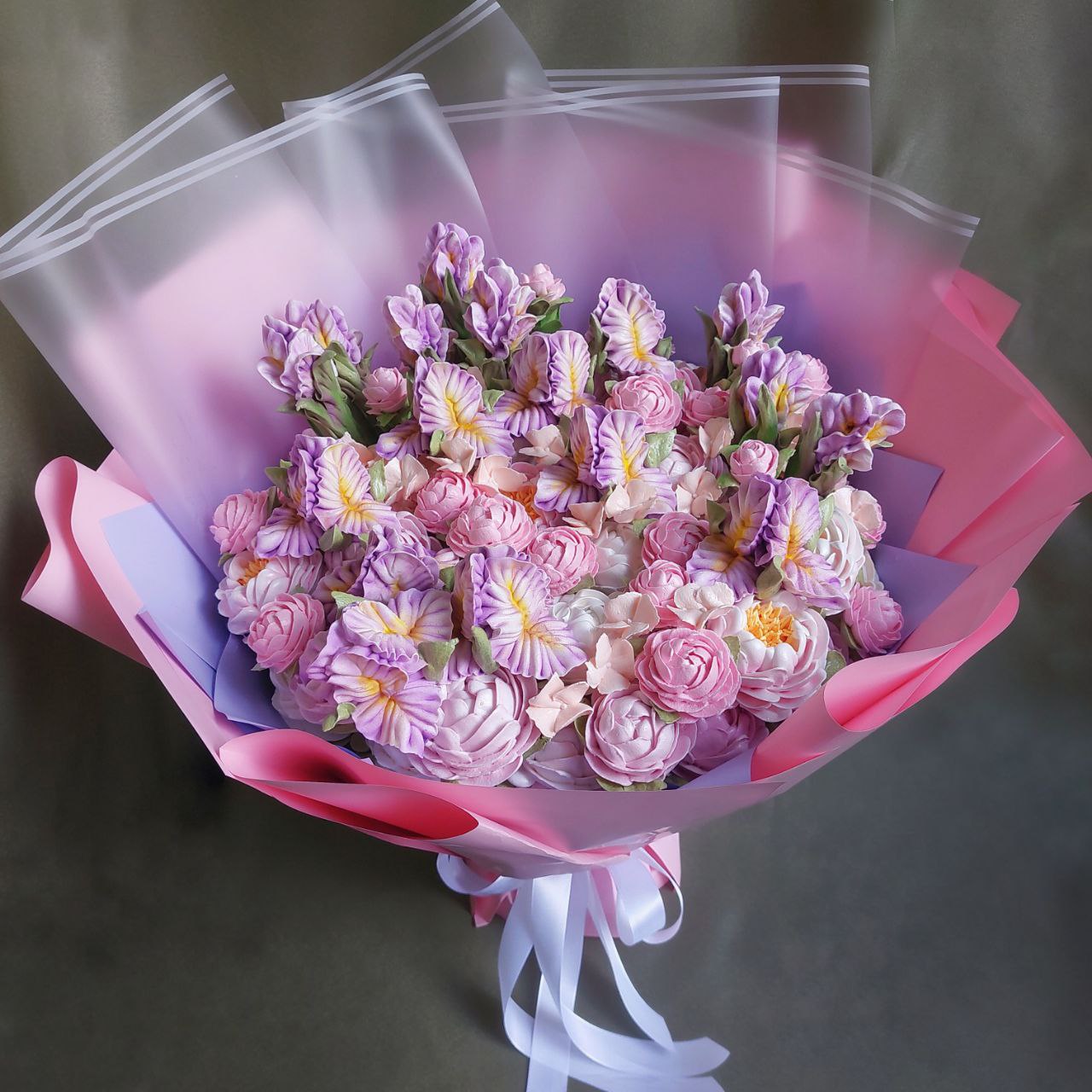 Полноразмерные букеты из зефирных цветов в дизайнерской упаковке